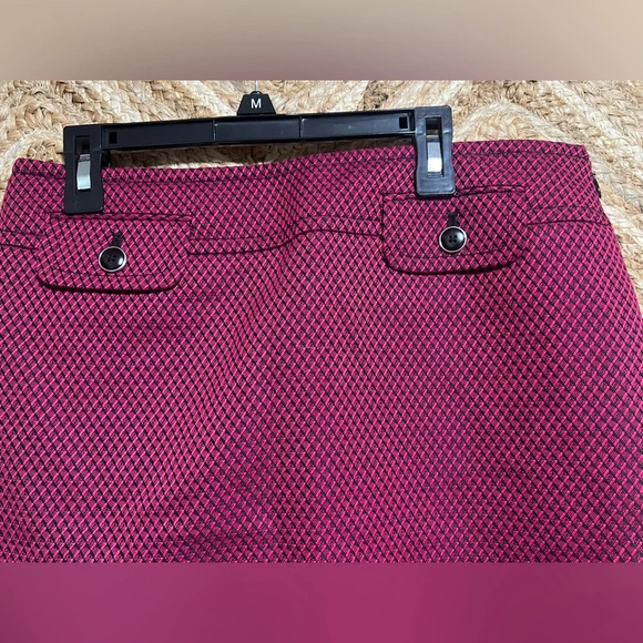 Ann Taylor Loft Women's Petite Mini Skirt, Textured, Red and Black, Size 6P - Picture 3 of 11